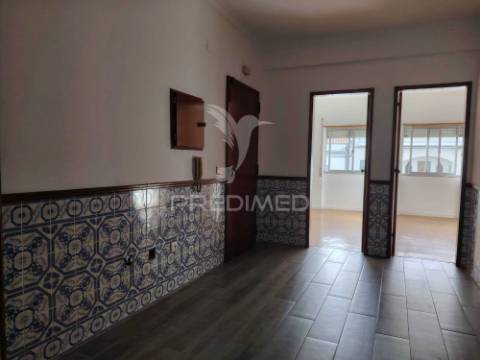 T2 na baixa da banheira com garagem