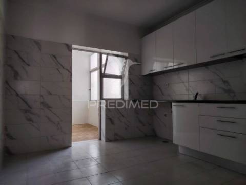 T2 na baixa da banheira com garagem