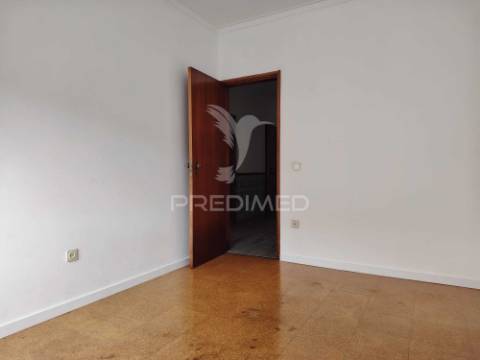 T2 na baixa da banheira com garagem