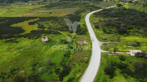 Terreno rústico com 1,63ha no azinhal