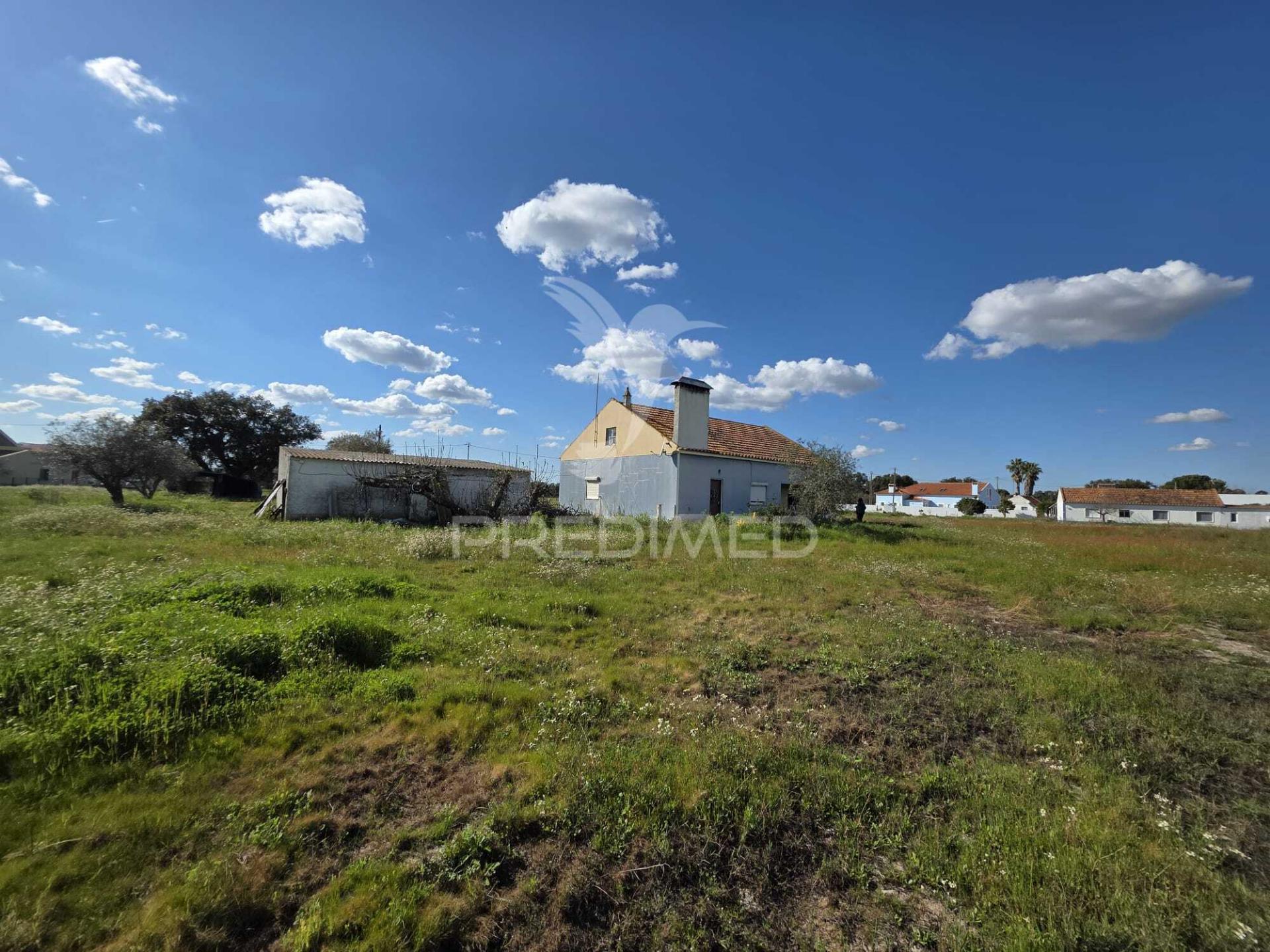 Moradia com terreno de 2,2 hectares + 1 ruina