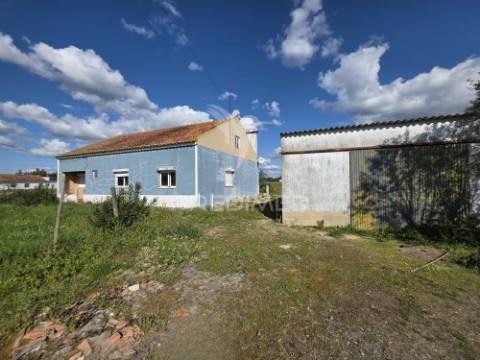 Moradia com terreno de 2,2 hectares + 1 ruina
