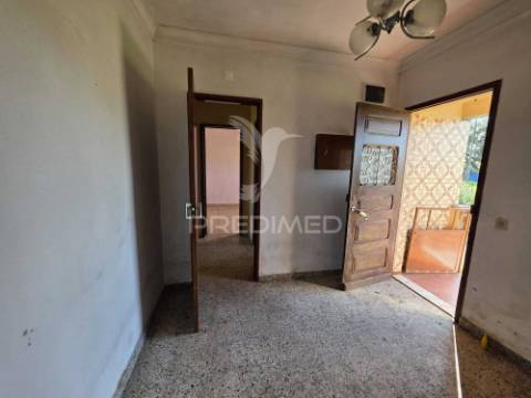 Moradia com terreno de 2,2 hectares + 1 ruina