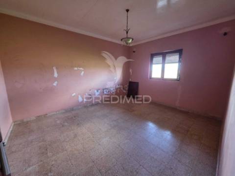 Moradia com terreno de 2,2 hectares + 1 ruina