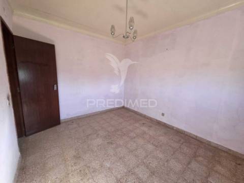 Moradia com terreno de 2,2 hectares + 1 ruina