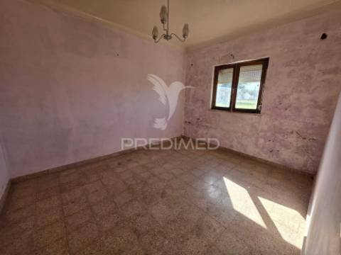 Moradia com terreno de 2,2 hectares + 1 ruina