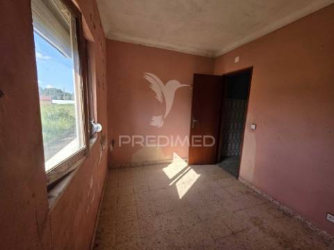 Moradia com terreno de 2,2 hectares + 1 ruina