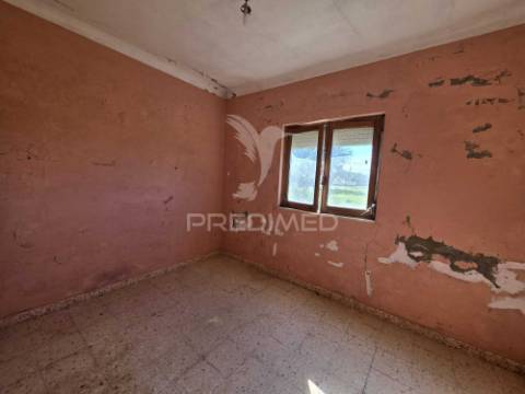Moradia com terreno de 2,2 hectares + 1 ruina