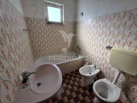 Moradia com terreno de 2,2 hectares + 1 ruina