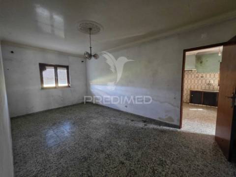 Moradia com terreno de 2,2 hectares + 1 ruina