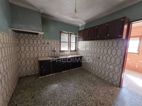 Moradia com terreno de 2,2 hectares + 1 ruina