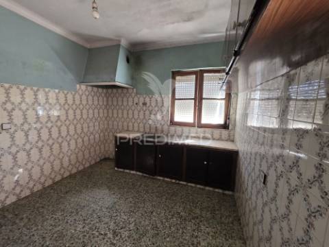 Moradia com terreno de 2,2 hectares + 1 ruina