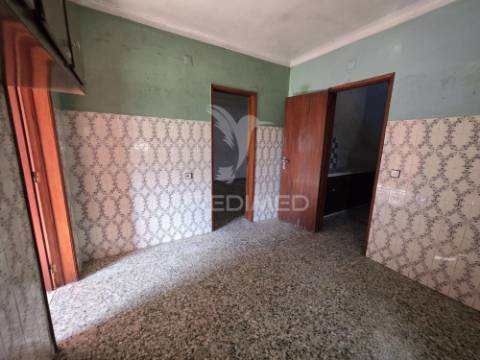 Moradia com terreno de 2,2 hectares + 1 ruina