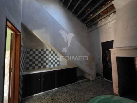 Moradia com terreno de 2,2 hectares + 1 ruina