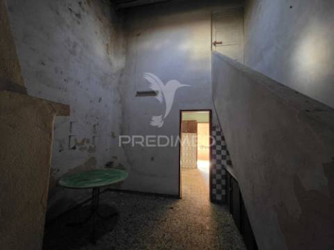 Moradia com terreno de 2,2 hectares + 1 ruina