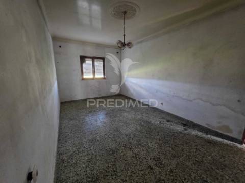 Moradia com terreno de 2,2 hectares + 1 ruina