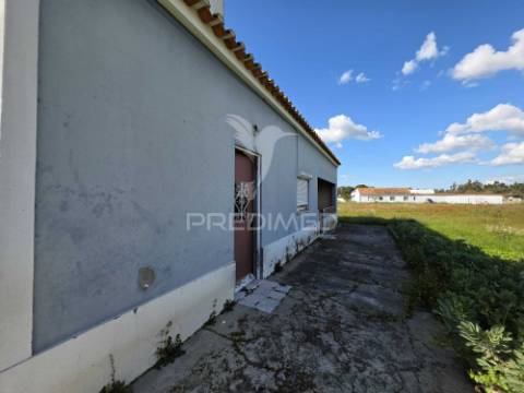 Moradia com terreno de 2,2 hectares + 1 ruina