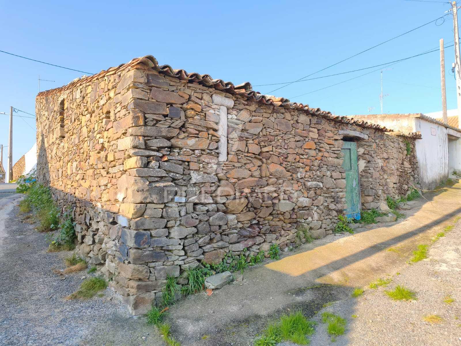 Oportunidade de investimento em mértola, aldeia mesquita – casa em pedra