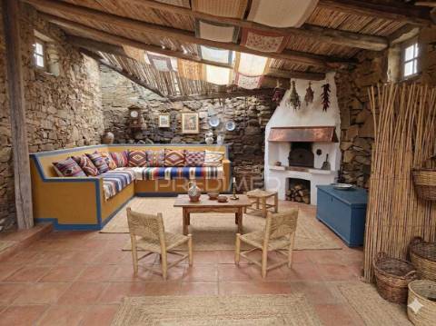 Oportunidade de investimento em mértola, aldeia mesquita – casa em pedra