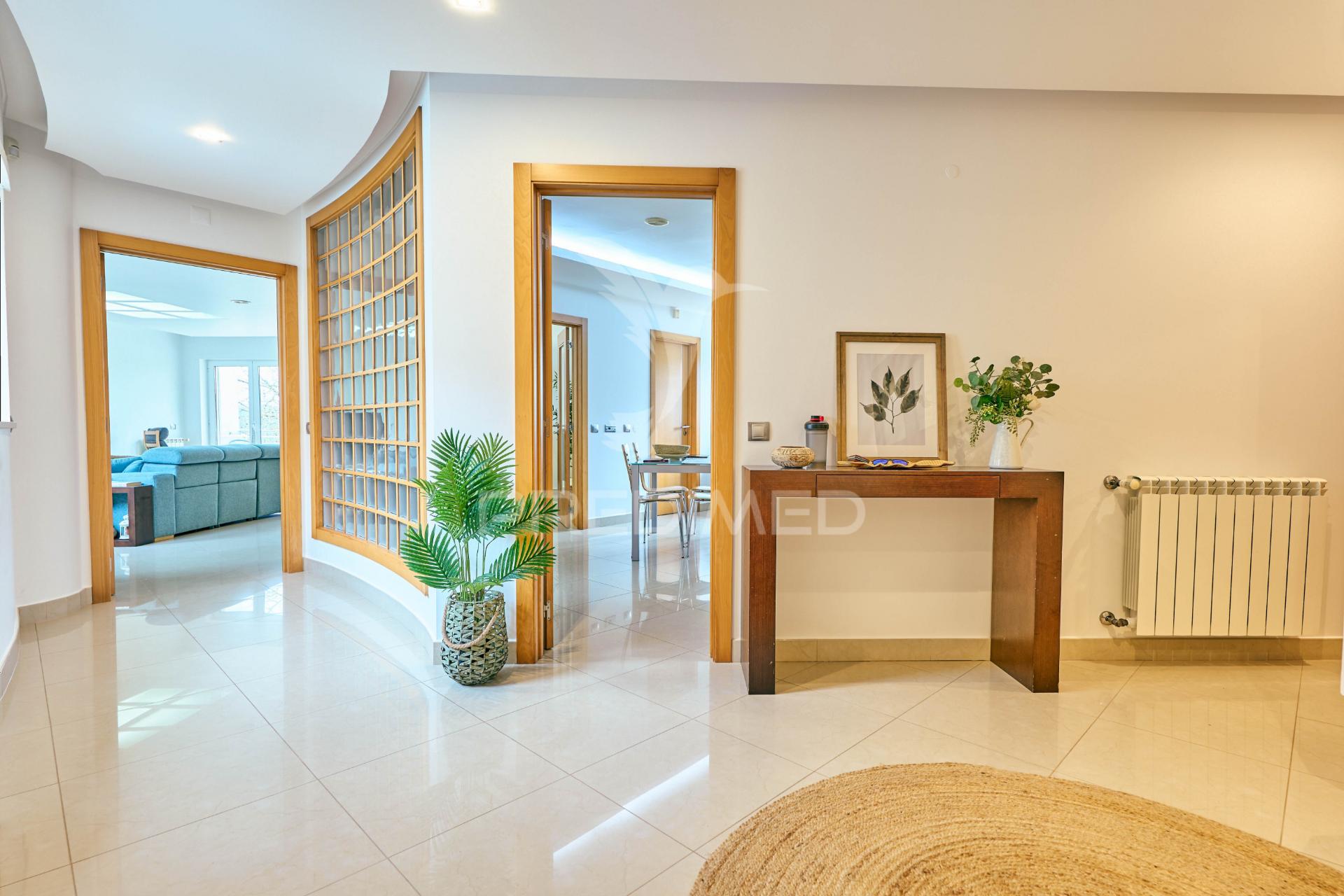 Apartamento t3 com áreas excepcionais e garagem box no centro de fátima