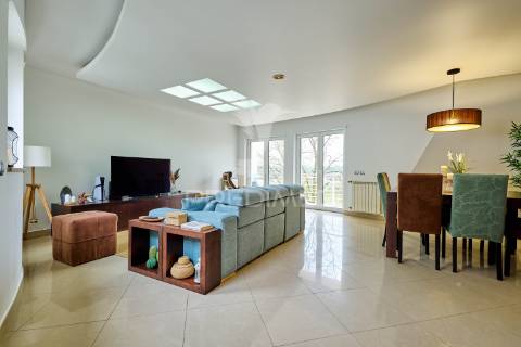 Apartamento t3 com áreas excepcionais e garagem box no centro de fátima