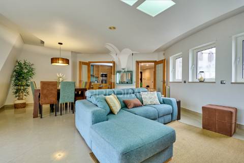 Apartamento t3 com áreas excepcionais e garagem box no centro de fátima