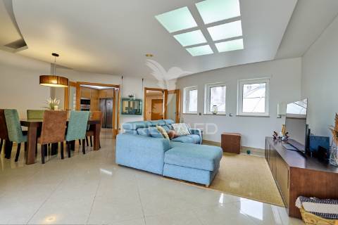 Apartamento t3 com áreas excepcionais e garagem box no centro de fátima