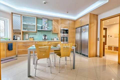 Apartamento t3 com áreas excepcionais e garagem box no centro de fátima