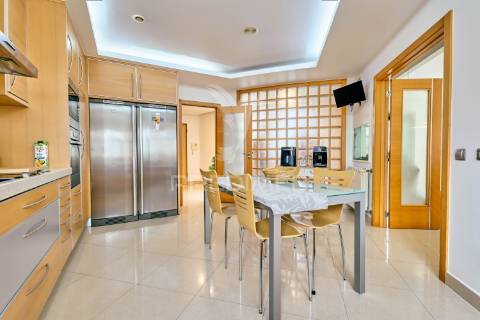 Apartamento t3 com áreas excepcionais e garagem box no centro de fátima