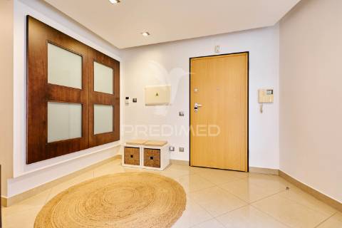 Apartamento t3 com áreas excepcionais e garagem box no centro de fátima