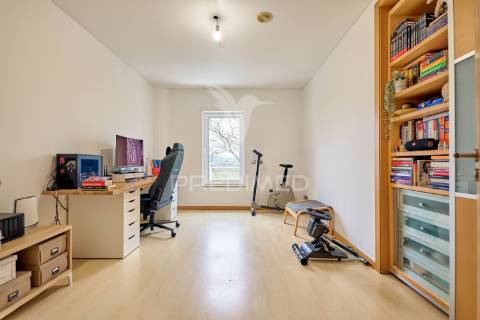 Apartamento t3 com áreas excepcionais e garagem box no centro de fátima