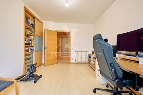 Apartamento t3 com áreas excepcionais e garagem box no centro de fátima