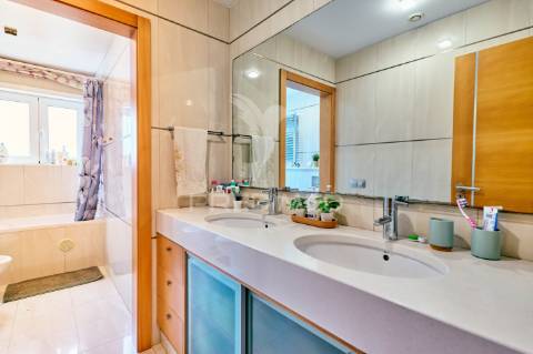 Apartamento t3 com áreas excepcionais e garagem box no centro de fátima