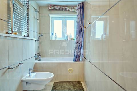 Apartamento t3 com áreas excepcionais e garagem box no centro de fátima