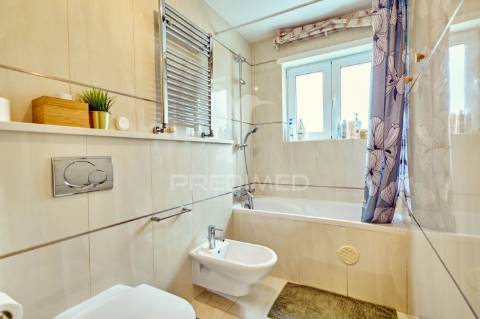 Apartamento t3 com áreas excepcionais e garagem box no centro de fátima