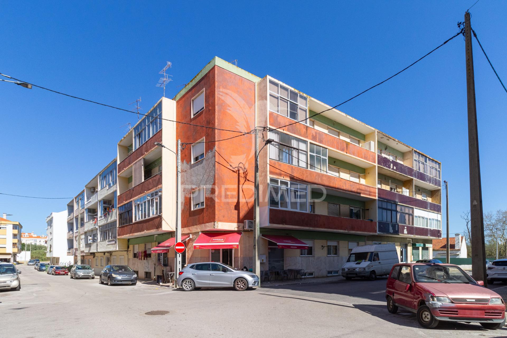 Luminoso t2 com duas varandas no seixal – excelente oportunidade de remodelação