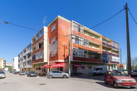 Luminoso t2 com duas varandas no seixal – excelente oportunidade de remodelação