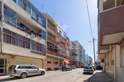 Luminoso t2 com duas varandas no seixal – excelente oportunidade de remodelação