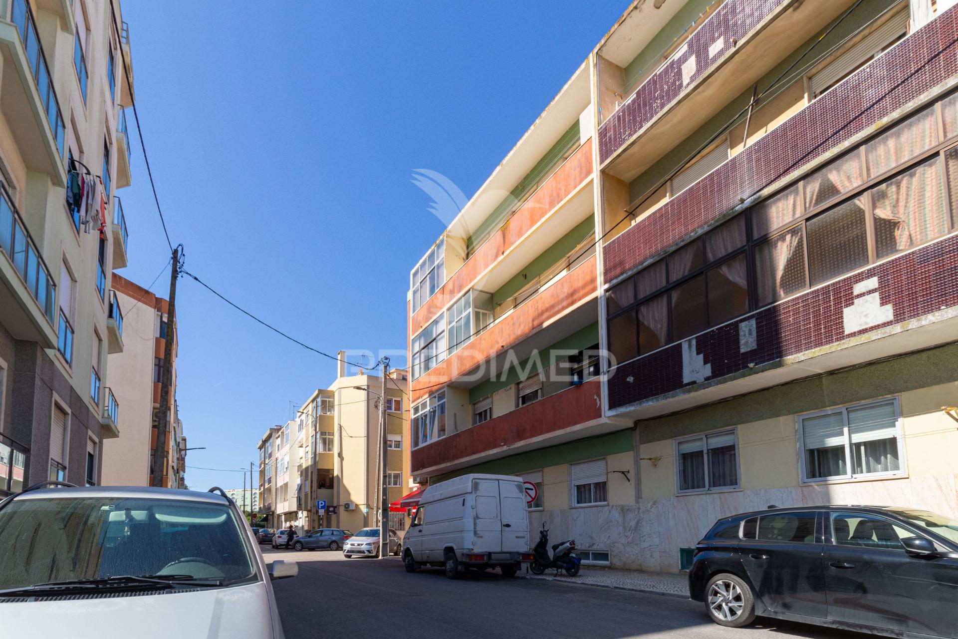 Luminoso t2 com duas varandas no seixal – excelente oportunidade de remodelação