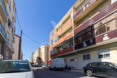 Luminoso t2 com duas varandas no seixal – excelente oportunidade de remodelação