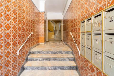 Luminoso t2 com duas varandas no seixal – excelente oportunidade de remodelação