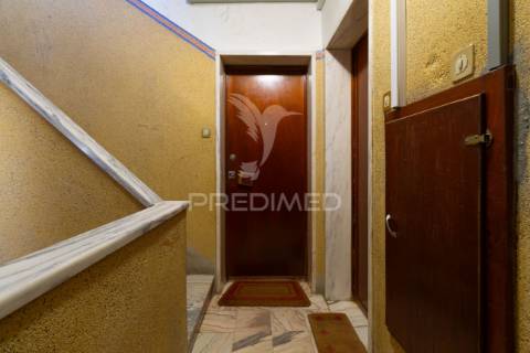 Luminoso t2 com duas varandas no seixal – excelente oportunidade de remodelação