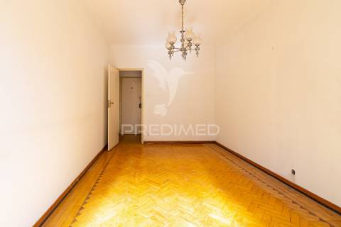 Luminoso t2 com duas varandas no seixal – excelente oportunidade de remodelação