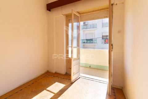 Luminoso t2 com duas varandas no seixal – excelente oportunidade de remodelação