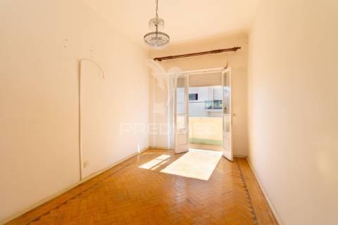 Luminoso t2 com duas varandas no seixal – excelente oportunidade de remodelação