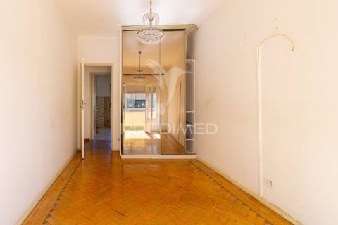 Luminoso t2 com duas varandas no seixal – excelente oportunidade de remodelação