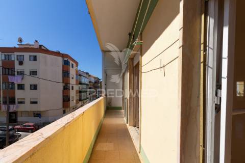 Luminoso t2 com duas varandas no seixal – excelente oportunidade de remodelação