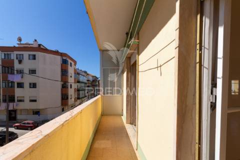 Luminoso t2 com duas varandas no seixal – excelente oportunidade de remodelação