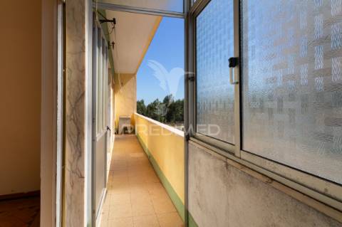 Luminoso t2 com duas varandas no seixal – excelente oportunidade de remodelação