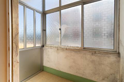 Luminoso t2 com duas varandas no seixal – excelente oportunidade de remodelação